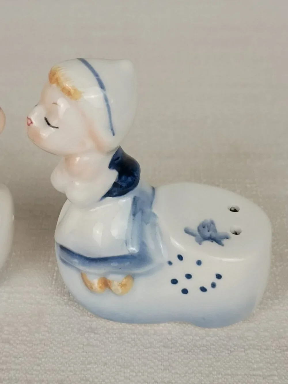 Vintage Blue White Kissing Dutch Boy Girl Salt Pepper Shakers E-5816 Enesco